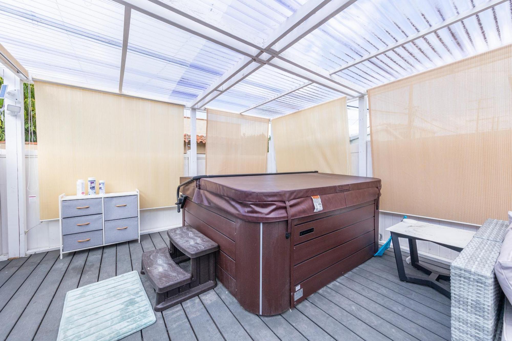 Luxury Villa With Hot Tub! Walk To Beach & Bars Long Beach Exterior photo